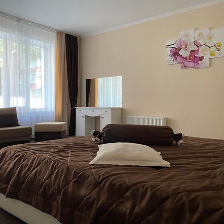 Орхідея Hotel Romny Eksteriør billede