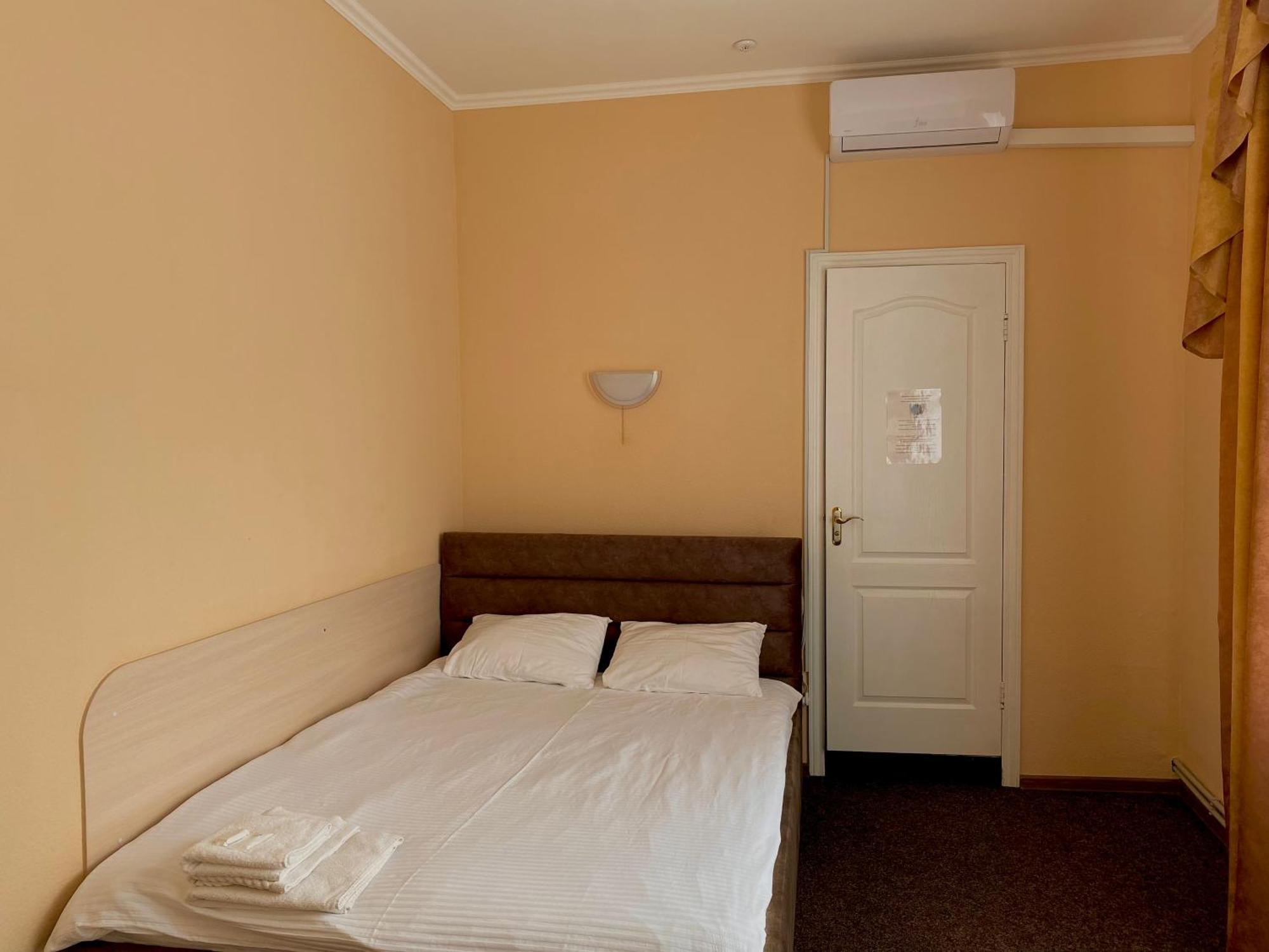 Орхідея Hotel Romny Eksteriør billede