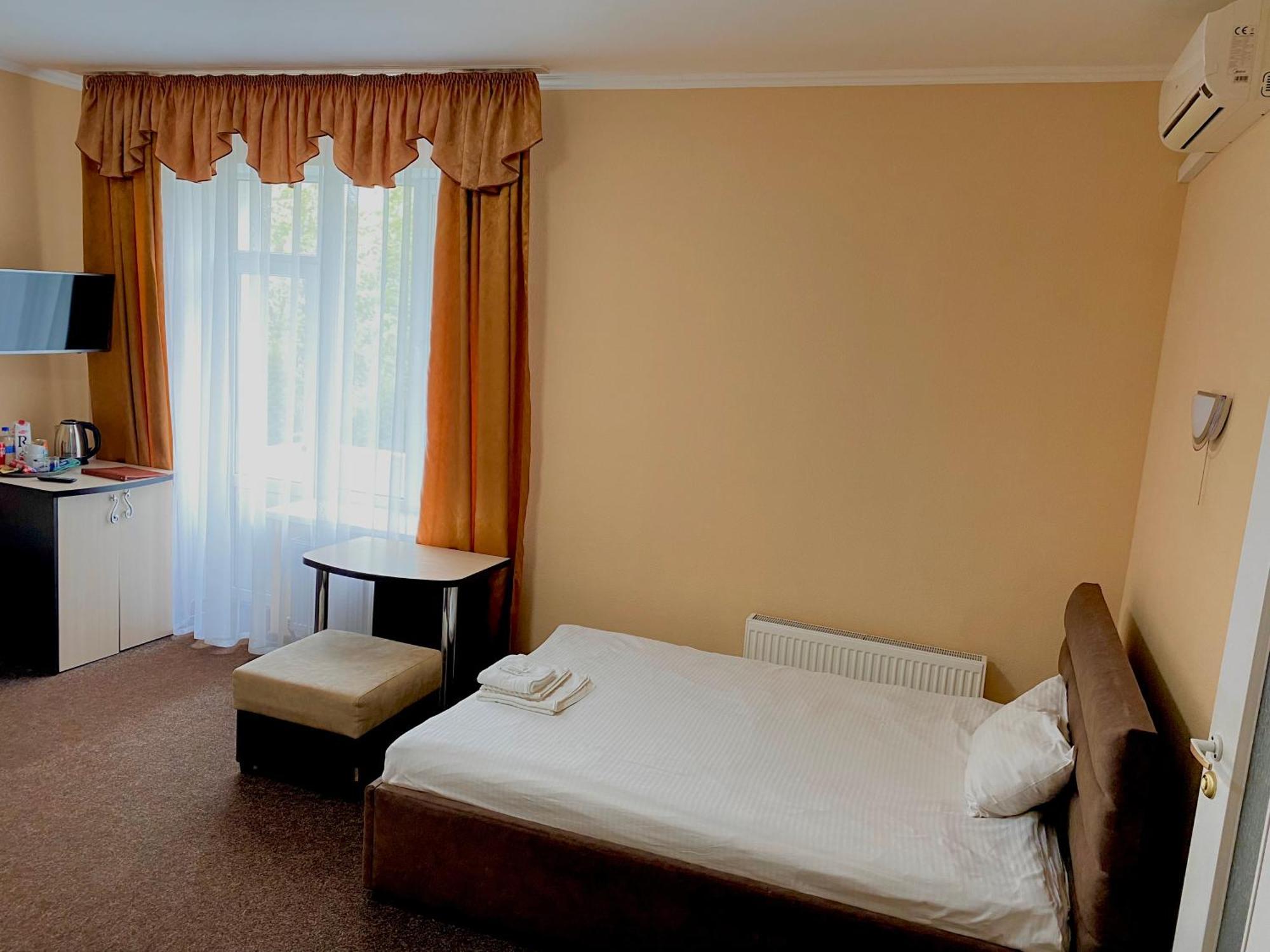 Орхідея Hotel Romny Eksteriør billede