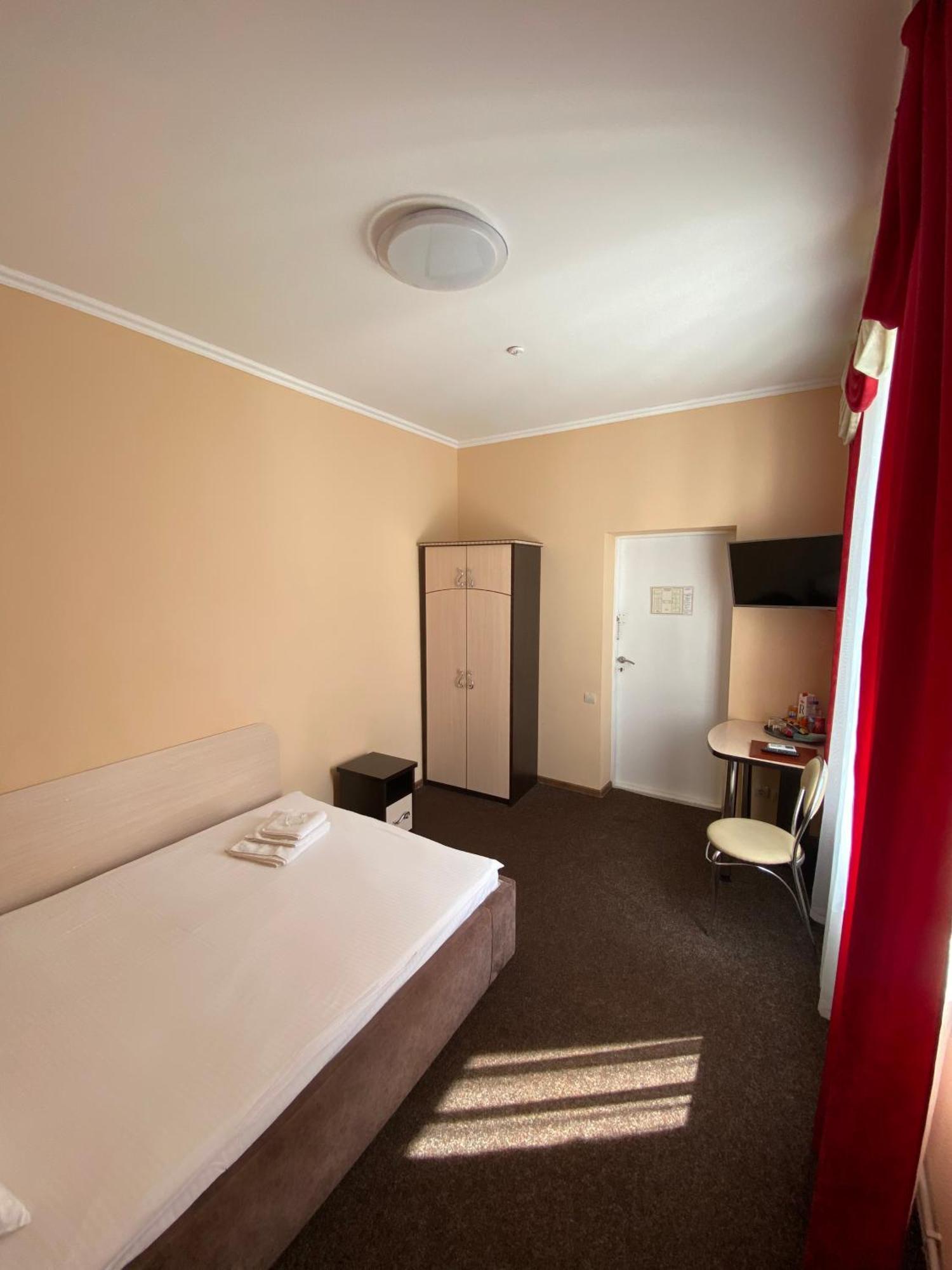 Орхідея Hotel Romny Eksteriør billede