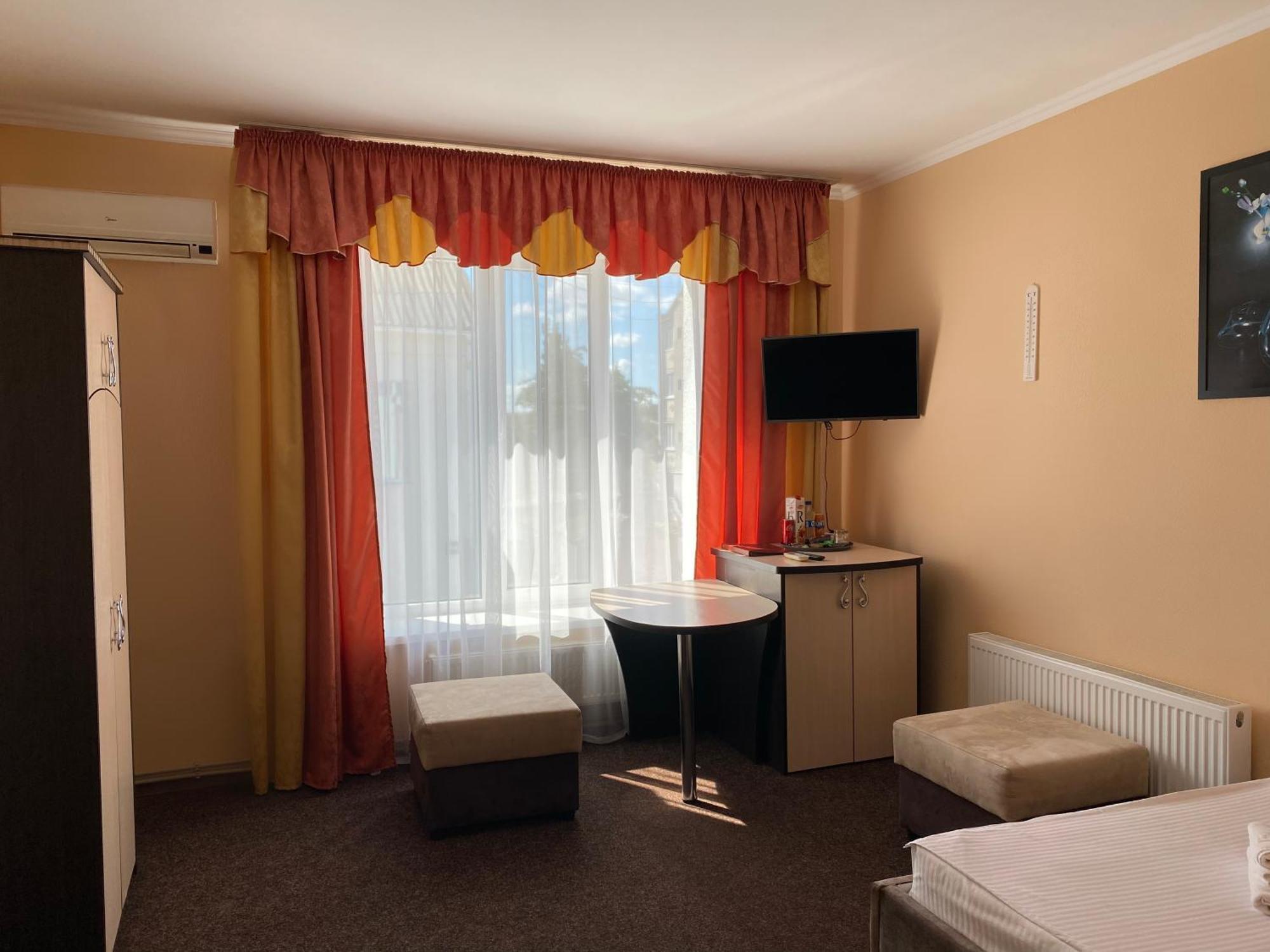 Орхідея Hotel Romny Eksteriør billede