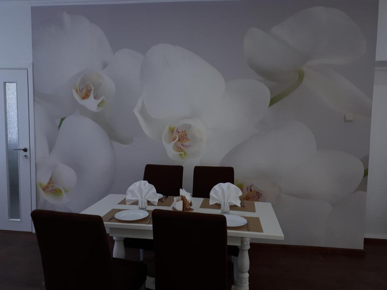 Орхідея Hotel Romny Eksteriør billede