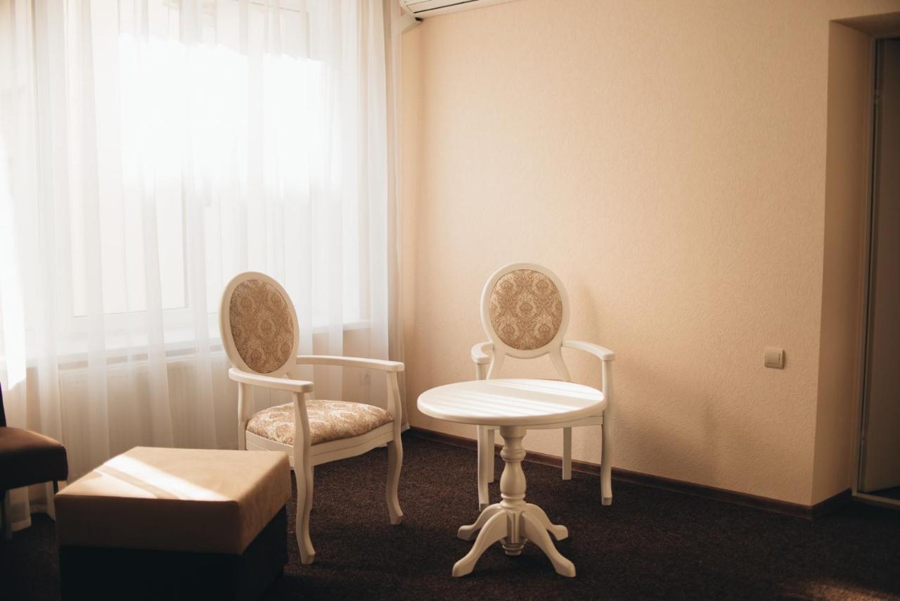 Орхідея Hotel Romny Eksteriør billede