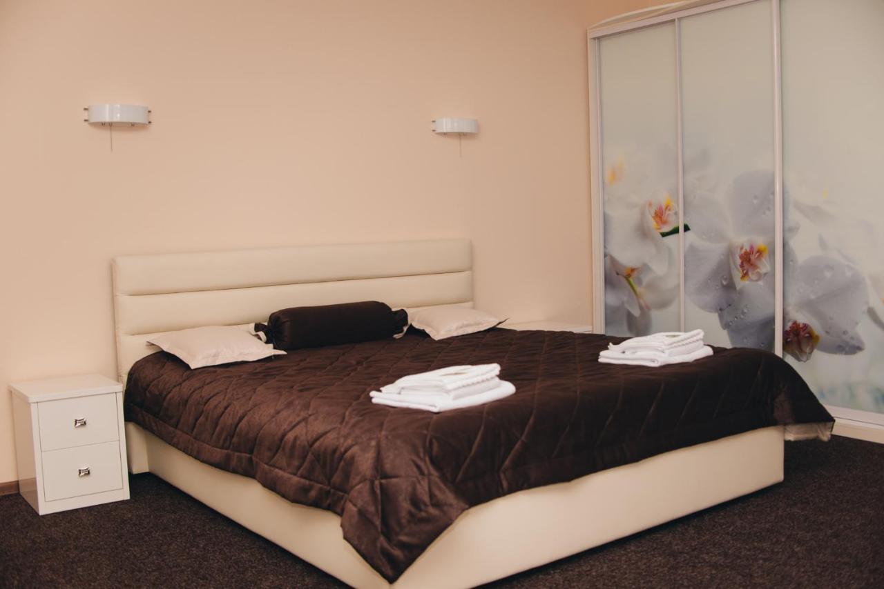 Орхідея Hotel Romny Eksteriør billede