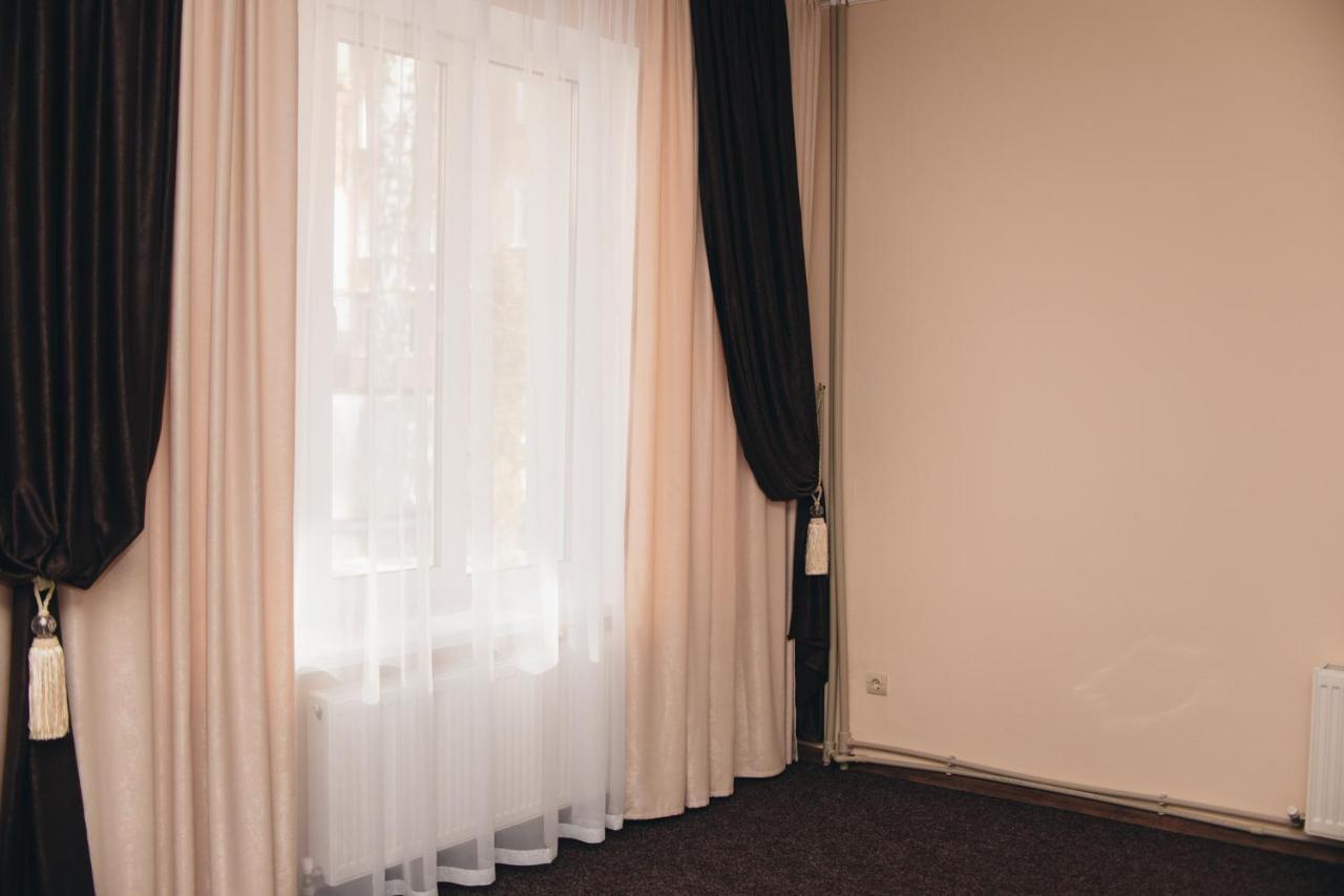Орхідея Hotel Romny Eksteriør billede